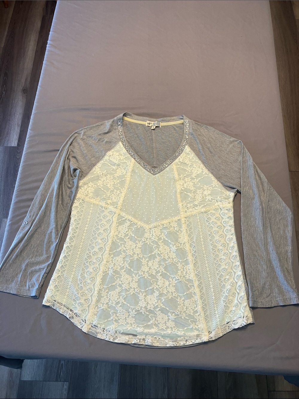Jolt Gray Sleeve Cream Lace V-Neck Long Sleeve Tee